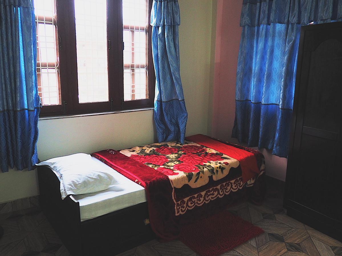 Aroma Tourist Hostel Pokhara Bagian luar foto
