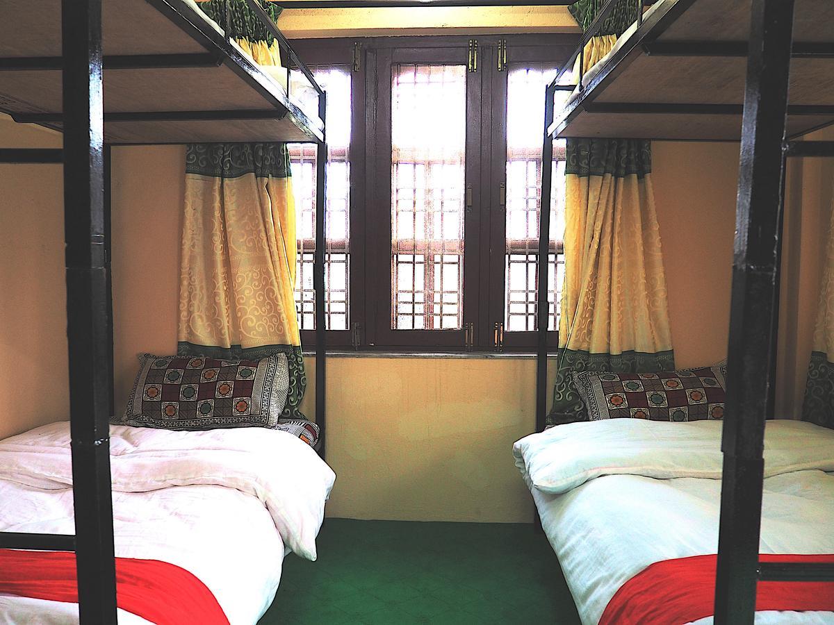 Aroma Tourist Hostel Pokhara Bagian luar foto