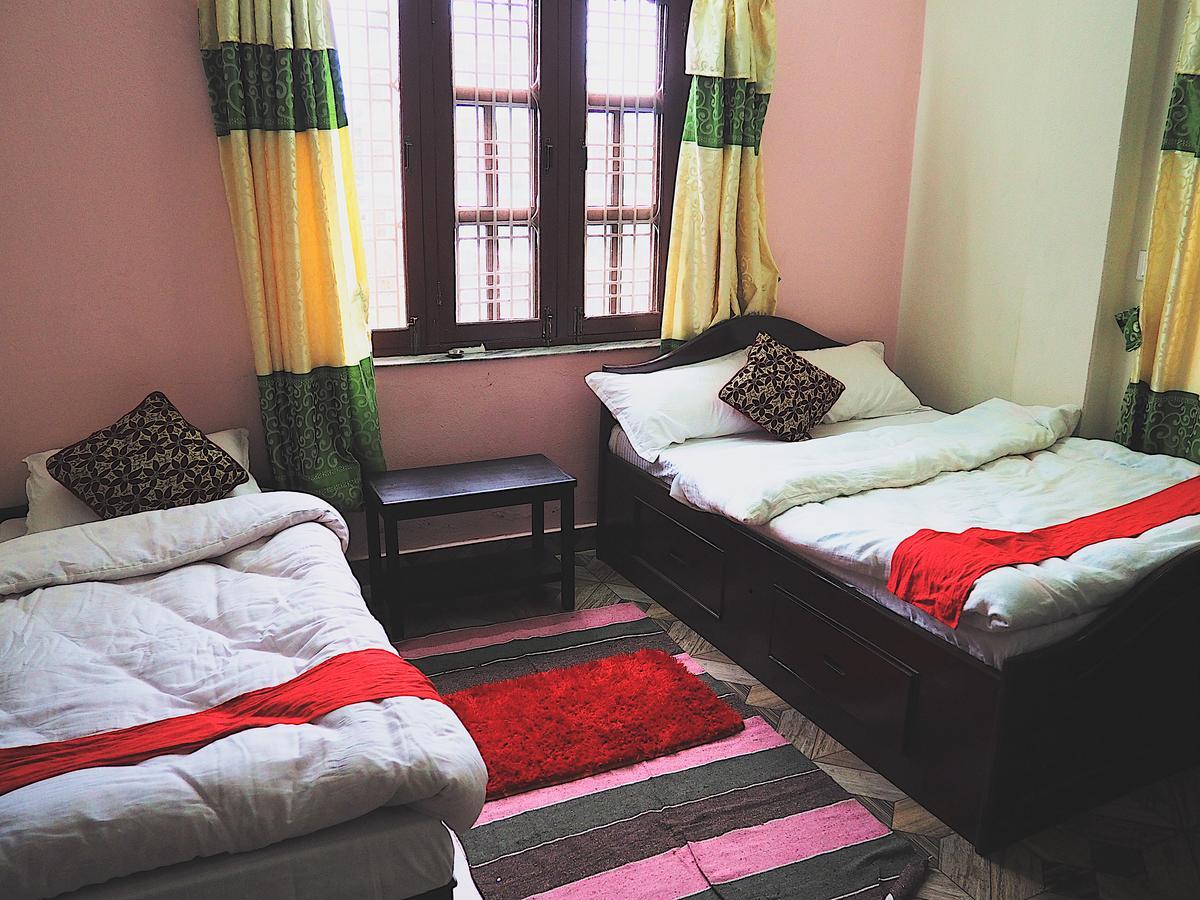 Aroma Tourist Hostel Pokhara Bagian luar foto