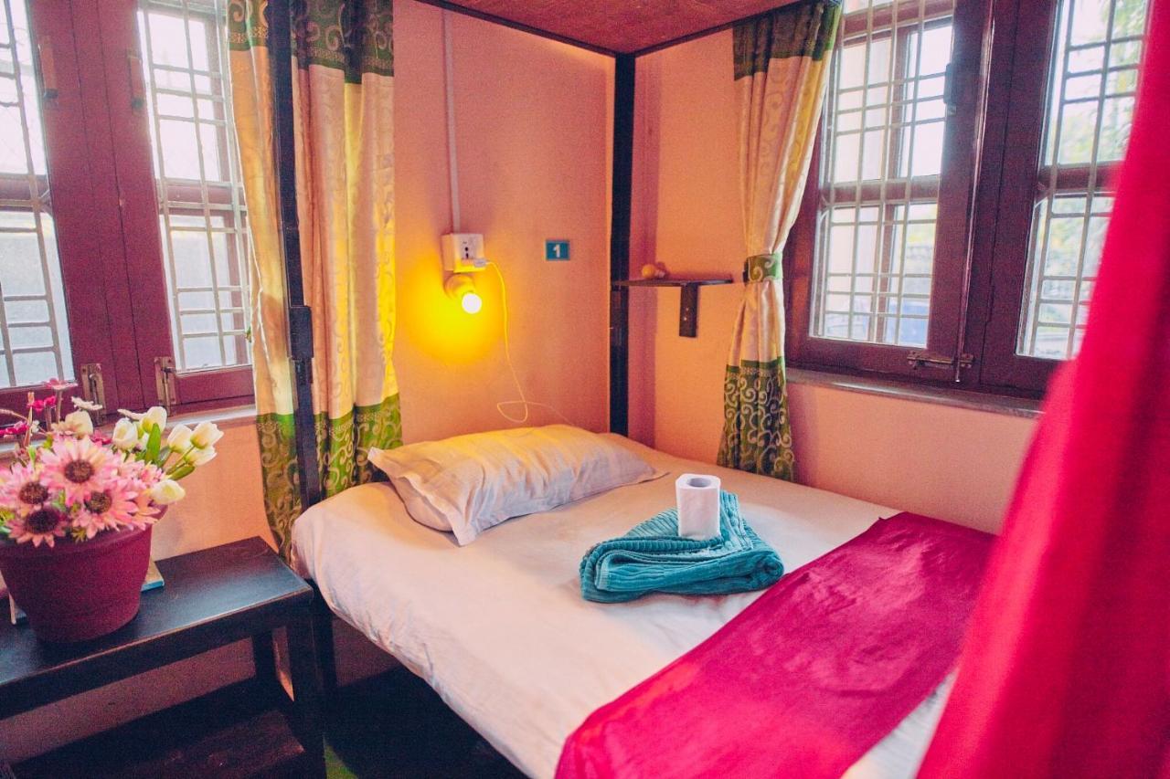 Aroma Tourist Hostel Pokhara Bagian luar foto