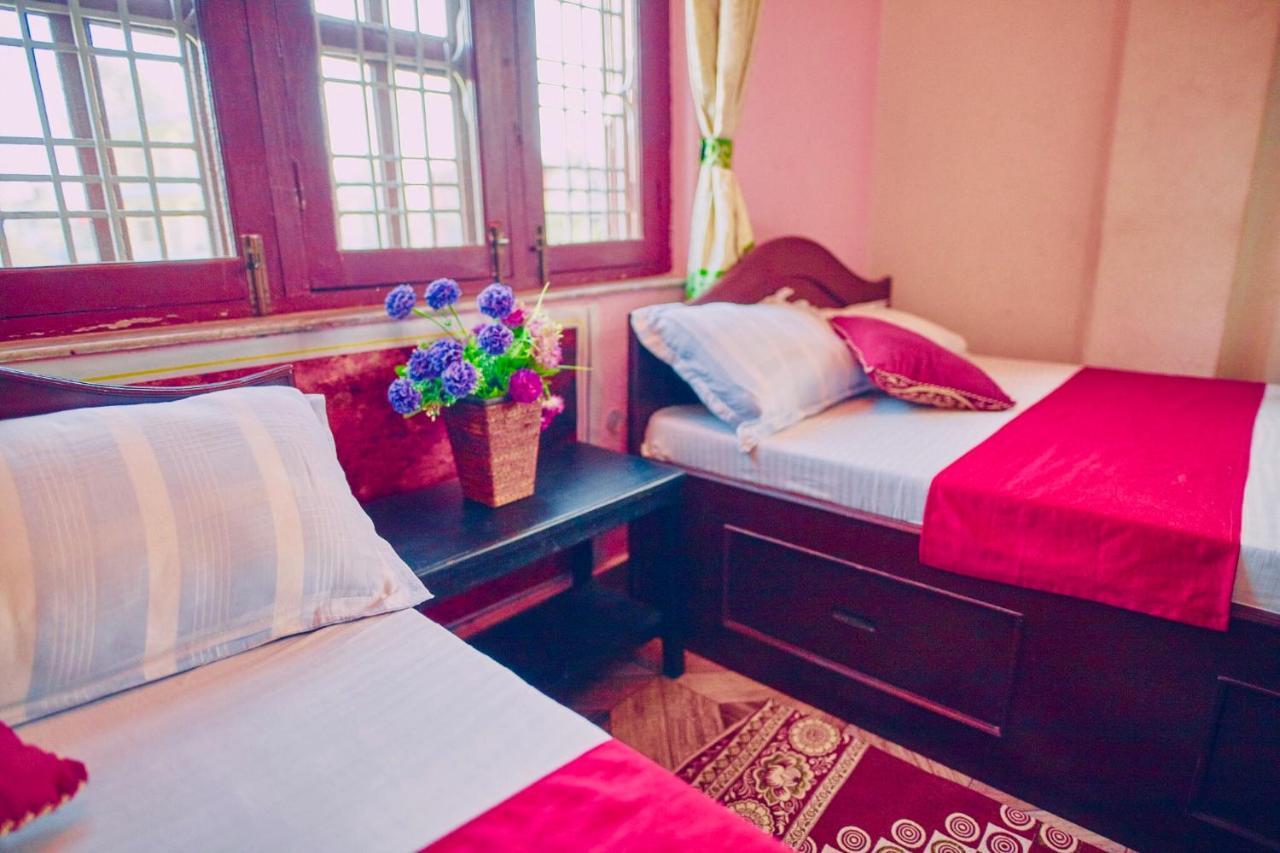 Aroma Tourist Hostel Pokhara Bagian luar foto